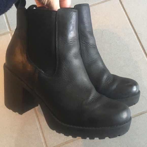 Gently used Hibou heeled boots - Picture 2 of 5